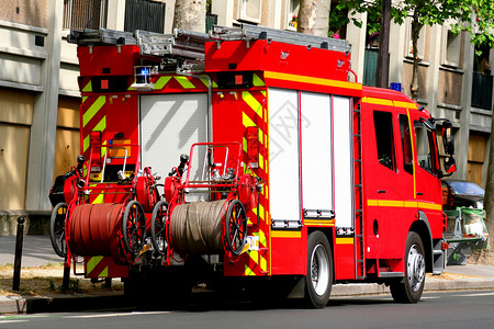 红色消防车消防车紧迫感车辆红色城市引擎场景安全运输背景