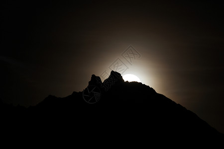 山上的月光月亮月球乌云天堂阴影摄影白色天空天文黑色高清图片