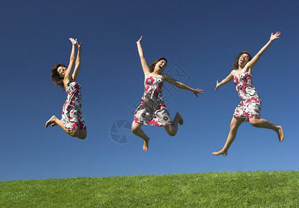 免费护理的生活方式草地假期天空行动享受场地旅行青少年女孩活力背景图片