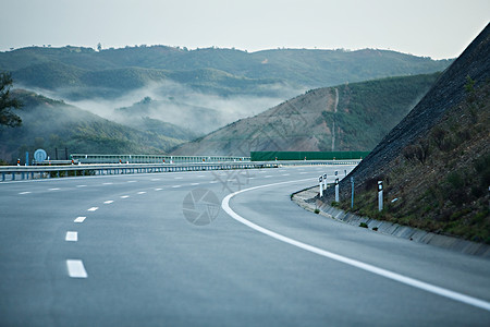 道路转弯主路山路分割条路线天空山顶方式汽车旅程交通高清图片