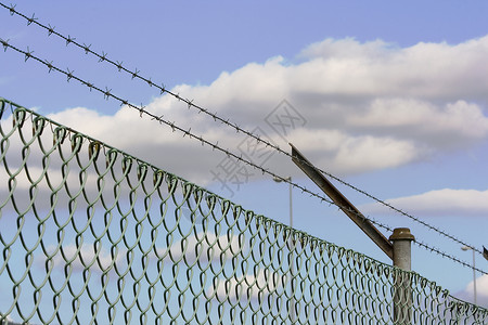 栅栏危险栏杆财产蓝色铁丝网封锁铁轨监狱金属典狱长高清图片
