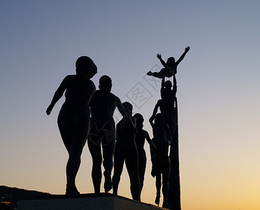 雕像跑步蓝色跳跃人群艺术潜水雕塑日落黑色太阳背景图片