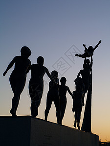 组群跳跃黑色天空潜水太阳跑步飞行雕塑日落艺术背景图片