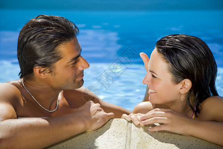游泳池温泉乐趣友谊享受游泳时光恋人男人娱乐欢乐背景图片