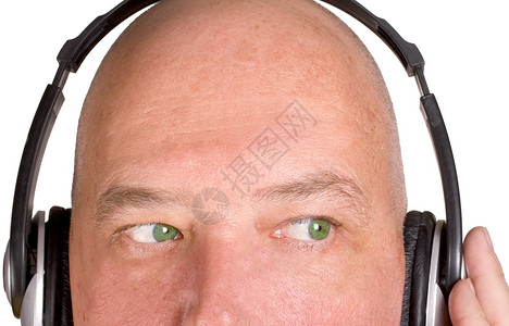 男性在头彩中听音乐背景