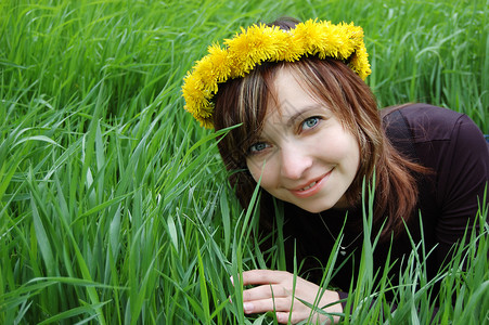 丹迪利翁黄色女性冠冕女士阳光草地太阳微笑金发头发高清图片