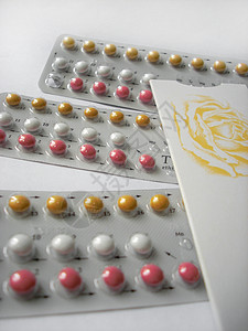 避孕药片口服药品处方激素胶囊药物黄色女士荷尔蒙白色背景图片
