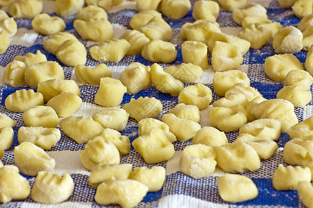 土制蓝色抹布食物土豆厨房手工厨师面粉黄色平方背景图片
