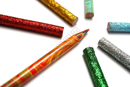 多色铅笔周围都是精明的铅笔 上面有很聪明的铅笔背景图片