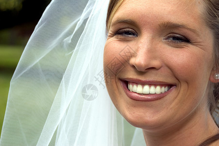 快乐的新娘微笑背景图片