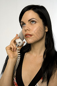 无聊女人打电话来女士讲话电话女性烦恼八卦听筒黑发女孩背景图片