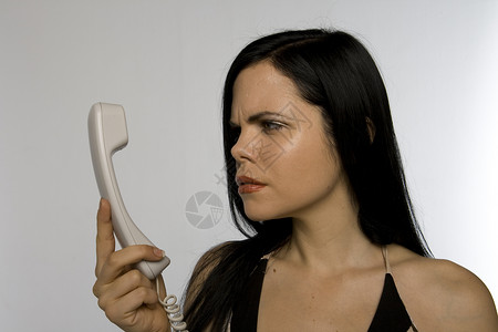 打电话的愤怒的女人女孩讲话黑发女性烦恼女士八卦电话听筒背景图片