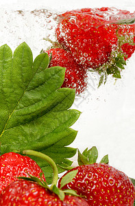 美味草莓水果红色果实食物宏观甜点绿色叶子浆果饮食背景图片