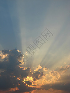 云和太阳光 4背景图片