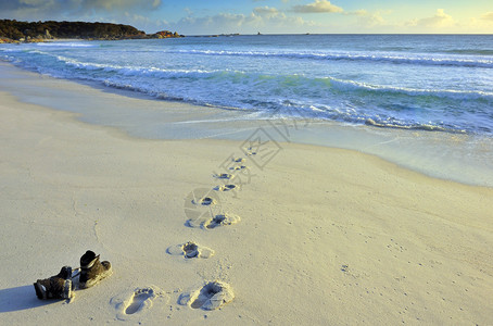 潜逃海滩上留下的靴子证据支撑痕迹脚印遗迹分数海岸损失踪迹遗弃背景