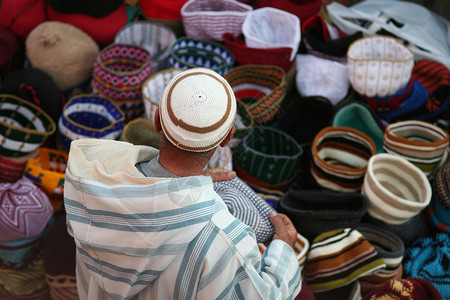阿加迪尔市场中的摩洛哥男子背景