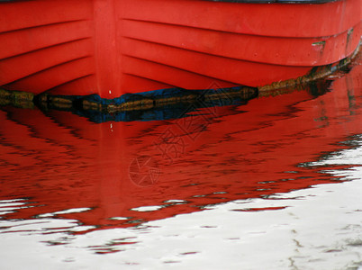 红船反射海洋背景图片