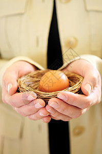 手持鸡蛋生长储蓄孵化概念投资成人金融退休资产银行业高清图片