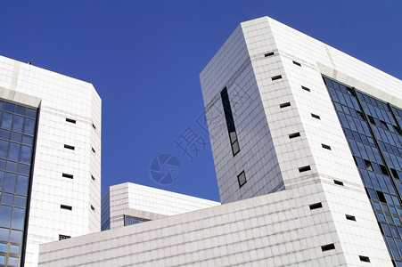 白色下摩天大楼现代办公大楼(2)背景