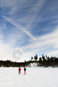 滑雪女性女士踪迹森林季节活力活动天空男性运动高清图片