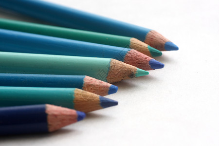 蓝色彩色笔蓝调艺术蓝绿色绘画染色铅笔背景图片