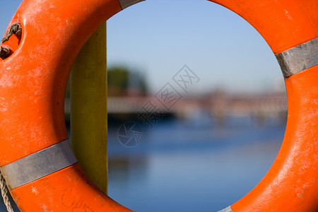 生命浮标白色戒指绳索橙子黄色背景图片