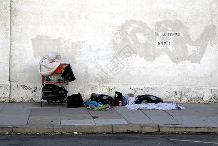 人行道上属于无家可归者的问题背景图片
