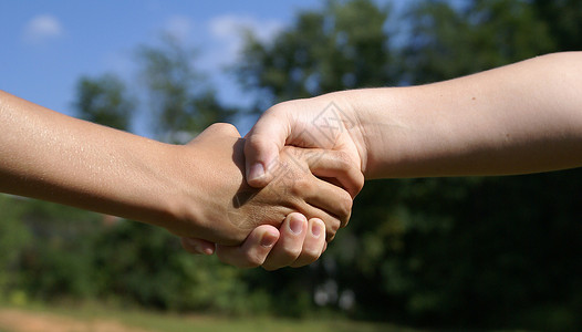 孩子们握手双手两个人合作协议青年团队人类合伙高清图片