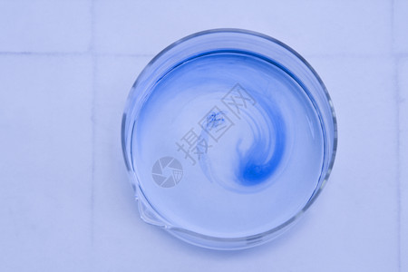 解散圆形蓝色实验物理医疗螺旋白色混合物大学物质高清图片