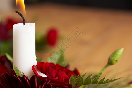 蜡烛桌子玫瑰季节性绿色棕色假期红色背景图片