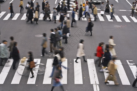 跨越街口的人行人市中心时间生意人人群商业公民喧嚣团体路口背景图片