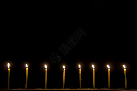 黑暗中8个蜡烛高清图片