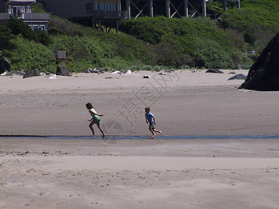 儿童在海滩上玩耍沙滩跑步孩子们背景图片