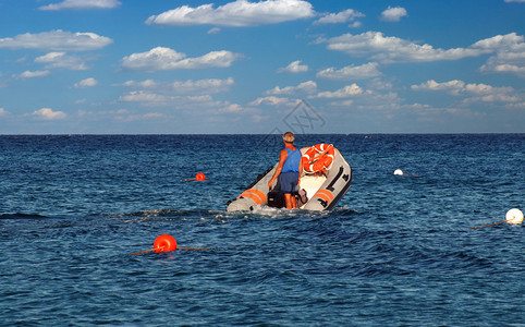海岸警卫队生活海洋救生员帮助圆周备份服务同志救援海浪背景图片