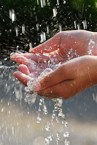 手和手及水生态概念孩子棕榈瀑布环境飞溅下雨手掌身体背景图片