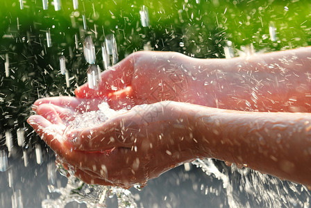 极致纯玩手和手及水孩子生态瀑布女性女士飞溅手掌身体下雨环境背景
