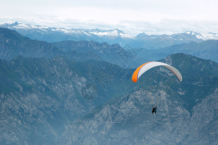 蒙特巴尔多滑翔伞运动的高清图片