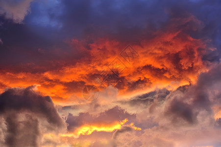 日落时暴风雪阳光景观橙子辉光灵云风暴红色天空气氛戏剧性背景图片