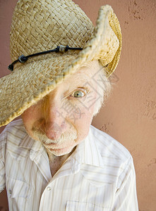 戴牛仔帽子的老年公民男子眼睛牧场主稻草绅士胡子皱纹姿势背景图片