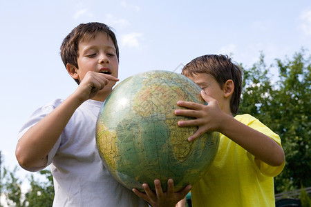 地球兄弟会和全球童年孩子草地男生活动家庭背景图片