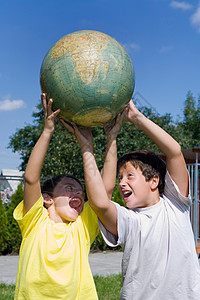 地球兄弟会和全球家庭男生童年孩子草地活动背景图片