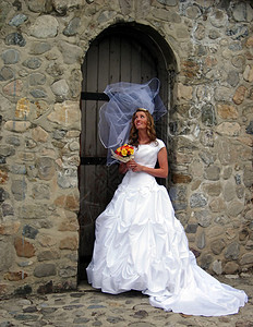 新娘结婚花束婚礼面纱已婚婚姻花朵皇冠女性化石头背景图片