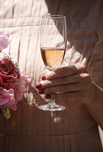 香槟杯粉色女孩套装庆典玫瑰白色婚礼女士玻璃气泡背景图片