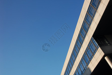 现代建筑   生物多样性公约   银行商业区职场生长财富地标财产办公室天空建筑物反射蓝色背景图片