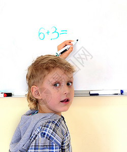 我知道答案孩子瞳孔数学数字蜡笔代数快乐计算教育黑板背景图片