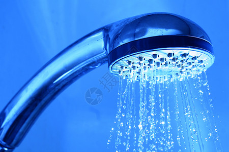 新鲜淋浴家庭喷射温泉液体溪流喷头速度洒水器卫生蓝色背景图片