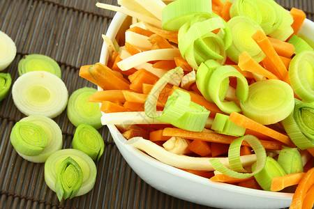 准备喝汤的蔬菜都泡了黄瓜生产白色厨房午餐盘子花园饮食芹菜沙拉背景图片