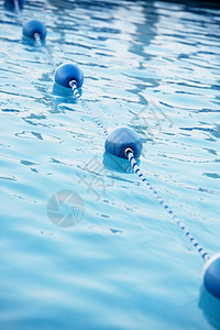 游泳池中的蓝水槽背景图片