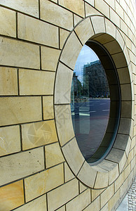圆窗口砖块办公室艺术圆圈镜像黄色玻璃圆形蓝色背景图片