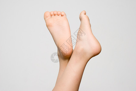 儿童脚的轻度背景手指孩子们脚跟苗圃皮肤背景图片